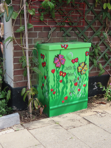 912936 Afbeelding van een in 2024 door 'SillystreetheartS' beschilderd elektriciteitskastje met de tekst 'Liefde is.. ...